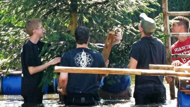 Eine stattliche Tanne stellten die Förtschwinder Kerwasburschen in den Weiher.  Foto: privat