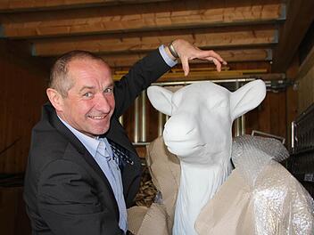 Nur das Geweih fehlt noch: Klaus Hofmann freut sich über eine kreative Idee von Diakon Wilfried Beck. Foto: Ulrike Müller