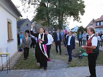 Weihbischof Herwig Goessl segnete das neue Geschichtshaus am Lohranger.  Fotos: Franz Galster