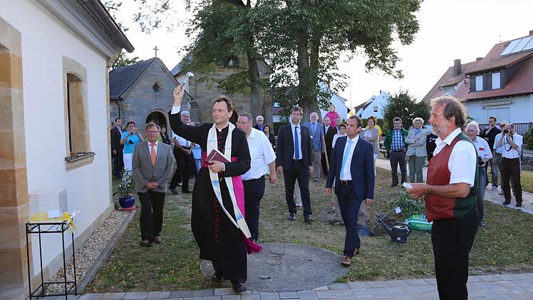 Weihbischof Herwig Goessl segnete das neue Geschichtshaus am Lohranger.  Fotos: Franz Galster