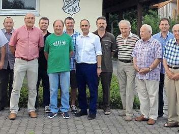 Die Geehrten und Gäste des Festabends zum 60-jährigen Bestehen des SV Mannsflur (von links): Jürgen Stanka, Rainer Kaspar, Hans Angles, Trainer Michael Feulner, Uwe Ströhlein, Trainer Sigi Kraus, Franz Eidenpentz, Vorsitzender Franz Uome, Lothar Eidenpentz, Rudi Ruckdäschel, Dieter Schmidt, Trainer Jürgen Geier, Fritz Hofmann und Schriftführerin Karin Thomas. Foto: Klaus-Peter Wulf