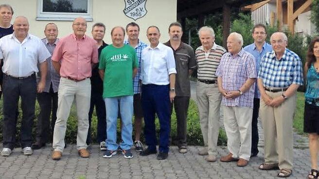 Die Geehrten und Gäste des Festabends zum 60-jährigen Bestehen des SV Mannsflur (von links): Jürgen Stanka, Rainer Kaspar, Hans Angles, Trainer Michael Feulner, Uwe Ströhlein, Trainer Sigi Kraus, Franz Eidenpentz, Vorsitzender Franz Uome, Lothar Eidenpentz, Rudi Ruckdäschel, Dieter Schmidt, Trainer Jürgen Geier, Fritz Hofmann und Schriftführerin Karin Thomas. Foto: Klaus-Peter Wulf