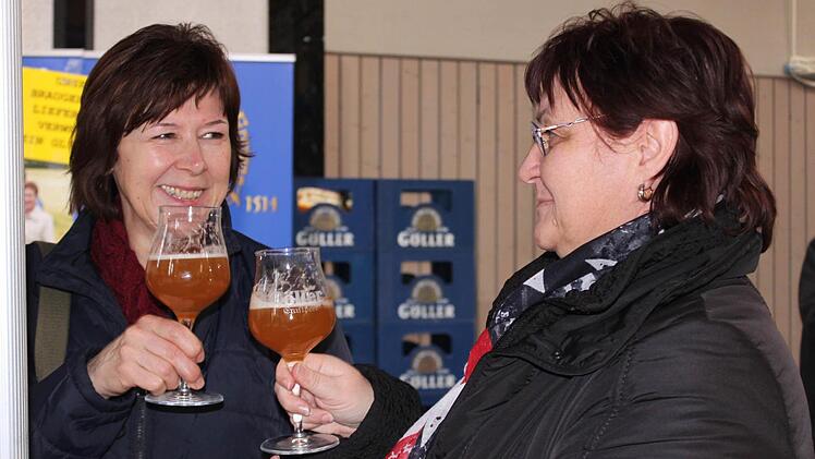 Die beiden Messebesucherinnen Rosi Müller und Christine Zang lassen sich ein Bier schmecken. Foto: Friederike Stark