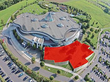 In dieser Fotomontage sind die vorläufigen Entwürfe für das künftige Hallenbad eingearbeitet: Der Anbau in Richtung Norden soll zwei große Schwimmer-Becken beherbergen. Fotomontage: Franziska Schäfer