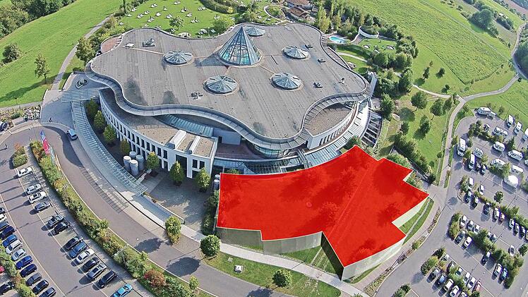 In dieser Fotomontage sind die vorläufigen Entwürfe für das künftige Hallenbad eingearbeitet: Der Anbau in Richtung Norden soll zwei große Schwimmer-Becken beherbergen. Fotomontage: Franziska Schäfer