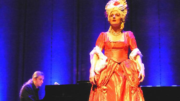 Große Opernparodie im Kleinen Kursaal (heutzutage: Rossinisaal): Annette Postel, ausgebildete Opernsängerin erzählte und trällerte aus dem Nähkästchen des Opernbetriebs, begleitet vom Jazzpianisten Klaus Webel  Foto: Ahnert