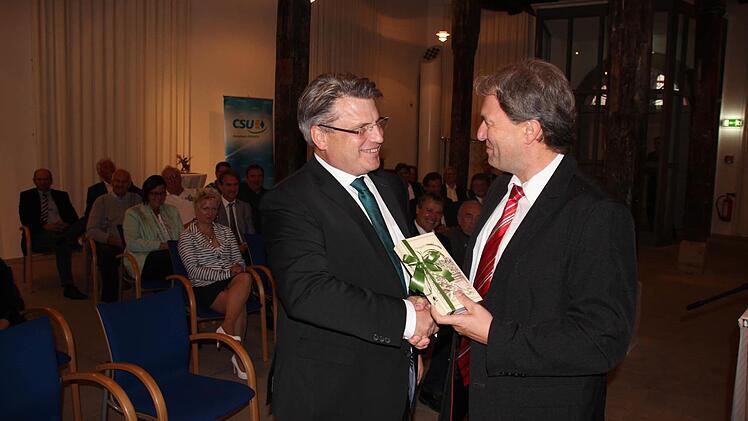 Klaus Löffler (rechts) bedankte sich mit Kronacher Pralinen bei Winfried Bausback.  Foto: Friedwald Schedel