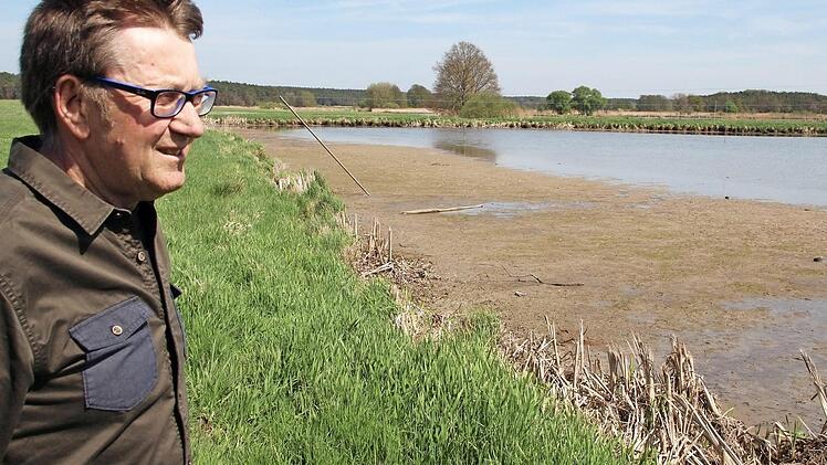 Teichwirt Thomann ist kurz vorm Verzweifeln. Der Wasserstand dieses Weihers müsste eineinhalb Meter höher sein.  Foto: Andreas Dorsch