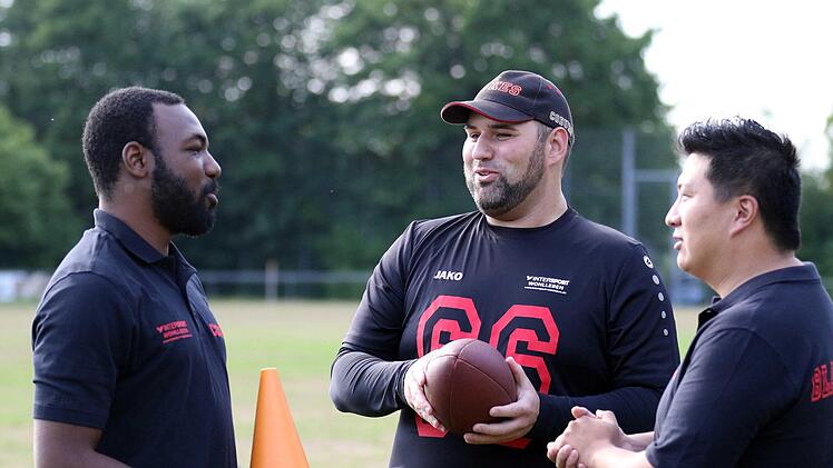 Versammelte Football-Fachkompetenz (von links): Coach Kennin Miller, Abteilungsleiter Steffen von Berg und Defense-Coach Niu Niu