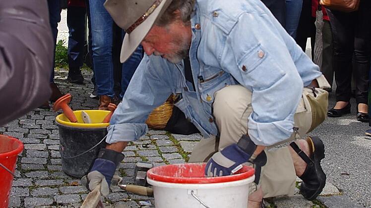 Der Künstler beim Verlegen der StolpersteineHeike Schülein