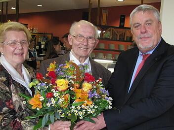 Oberbürgermeister Norbert Tessmer (rechts) überbrachte Manfred und Alice Spielmann die Glückwünsche der Stadt. Coburg.Martin Koch