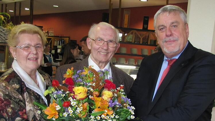 Oberbürgermeister Norbert Tessmer (rechts) überbrachte Manfred und Alice Spielmann die Glückwünsche der Stadt. Coburg.Martin Koch