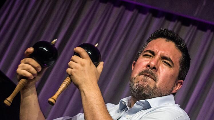 Samuel Torres (Congas) und Bruno Böhmer Camacho am Flügel gastierten mit musikalischen Mitstreitern bei "Leise am Markt" in Coburg.Foto: Jochen Berger