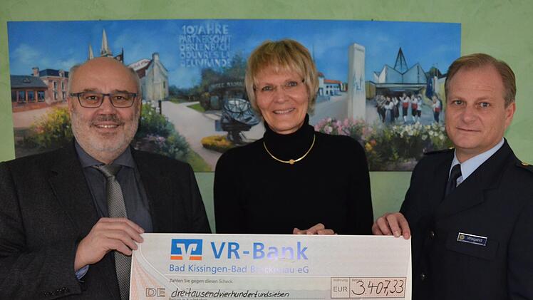 Bei der Spendenübergabe: Bürgermeister Franz Kuhn, Maritta Düring-Haas von der Christian-Presl-Stiftung und Polizeidirektor Ralf Wiegand. Foto: Nico Rogge