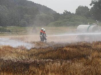 Mit 124 Einsatzkräften war die Feuerwehr im Einsatz, um bei dem Feldbrand in Willmersreuth Schlimmeres zu verhindern.Sonny Adam