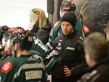 Mikhail Nemirovskys (schwarze Jacke) erstes Wochenende als Trainer der Höchstadt Alligators ist mit zwei Siegen gelungen. Picturedreams
