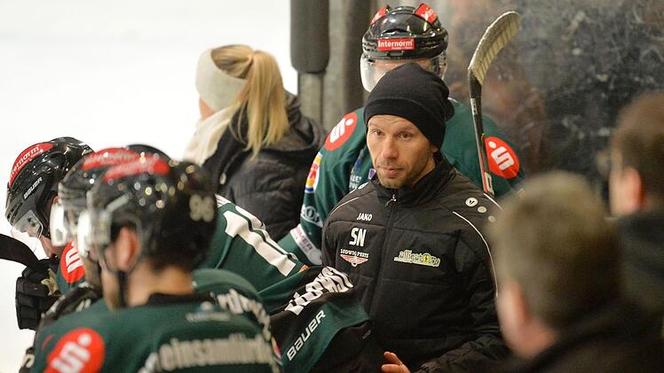 Mikhail Nemirovskys (schwarze Jacke) erstes Wochenende als Trainer der Höchstadt Alligators ist mit zwei Siegen gelungen. Picturedreams