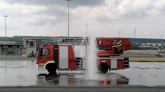 Bremsübung mit dem Feuerwehrauto auf nasser Straße. Fotos: Tiemo Stürzenberger
