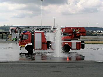 Brems&uuml;bung mit dem Feuerwehrauto auf nasser Stra&szlig;e. Fotos: Tiemo St&uuml;rzenberger
