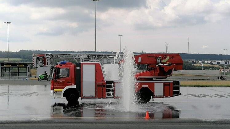 Bremsübung mit dem Feuerwehrauto auf nasser Straße. Fotos: Tiemo Stürzenberger