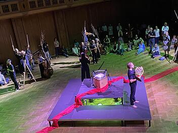 Keine Stühle, stattdessen sitzen die Zuhörer auf dem Boden des Max-Littmann-Saals. Das Stegreif-Orchester ist jetzt beim Kissinger Sommer aufgetreten. Foto: Gerhild Ahnert