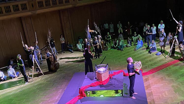 Keine Stühle, stattdessen sitzen die Zuhörer auf dem Boden des Max-Littmann-Saals. Das Stegreif-Orchester ist jetzt beim Kissinger Sommer aufgetreten. Foto: Gerhild Ahnert