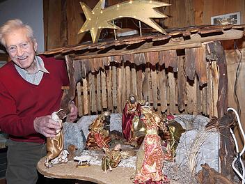 Diese große Stallkrippe wird Günter Klaus am Samstag  im Rödentaler Awo-Seniorenheim aufstellen.  Aber sie ist nur eine von rund 70 Exemplaren, die der 87-Jährige in seinem privaten Schiefermuseum stehen hat.