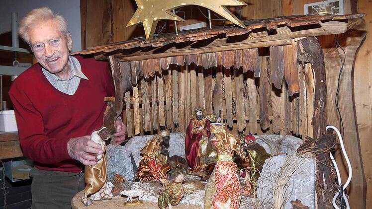 Diese große Stallkrippe wird Günter Klaus am Samstag  im Rödentaler Awo-Seniorenheim aufstellen.  Aber sie ist nur eine von rund 70 Exemplaren, die der 87-Jährige in seinem privaten Schiefermuseum stehen hat.