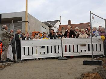 Die Hallstadter kamen in großen Scharen, um bei der Grundsteinlegung für die Marktscheune dabei sein zu können.Fotos: Barbara Herbst