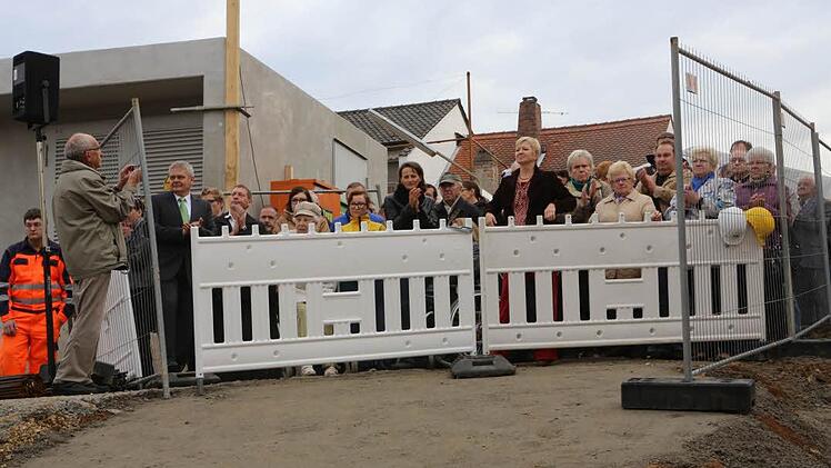 Die Hallstadter kamen in großen Scharen, um bei der Grundsteinlegung für die Marktscheune dabei sein zu können.Fotos: Barbara Herbst