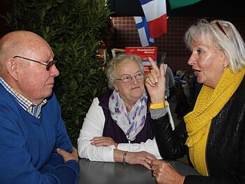 Horst Gottschall beim Plausch mit Fahrgästen von früher: Maria Stahl aus Ebern und Brigitte Langhoyer aus Dörfles-Esbach (im Bild von links). Fotos: Ralf Kestel