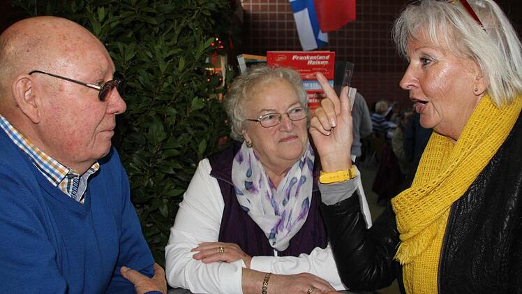 Horst Gottschall beim Plausch mit Fahrgästen von früher: Maria Stahl aus Ebern und Brigitte Langhoyer aus Dörfles-Esbach (im Bild von links). Fotos: Ralf Kestel