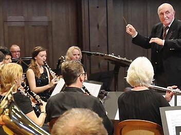 Noch heute ist Stadtmusikdirektor a. D. Hans Wollgast mit dem Jugendmusikkorps der Stadt Bad Kissingen verbunden. Für ihn war es ein besonderes Erlebnis, das Projektorchester aus ehemaligen Mitgliedern des Musikkorps zu dirigieren.  Fotos: Peter Klopf