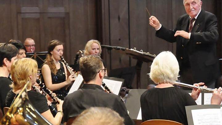 Noch heute ist Stadtmusikdirektor a. D. Hans Wollgast mit dem Jugendmusikkorps der Stadt Bad Kissingen verbunden. Für ihn war es ein besonderes Erlebnis, das Projektorchester aus ehemaligen Mitgliedern des Musikkorps zu dirigieren.  Fotos: Peter Klopf