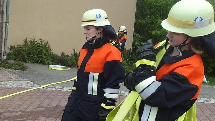 Zwölf Wildfleckener Feuerwehrfrauen und -männer haben die Leistungsprüfung abgelegt und den gestellten Brand gelöscht.