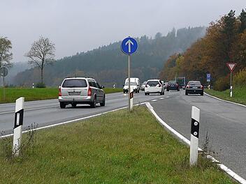 Zu kurz und zu gefährlich: Die Zufahrt von Haarbrücken in Richtung Rödental gefällt OB Frank Rebhan gar nicht. Wann die Straße wie geplant dreispurig ausgebaut wird, steht noch in den Sternen. Foto: Berthold Köhler