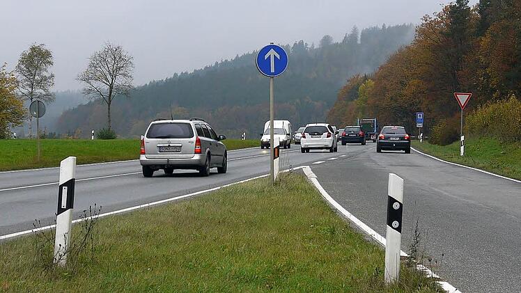 Zu kurz und zu gefährlich: Die Zufahrt von Haarbrücken in Richtung Rödental gefällt OB Frank Rebhan gar nicht. Wann die Straße wie geplant dreispurig ausgebaut wird, steht noch in den Sternen. Foto: Berthold Köhler