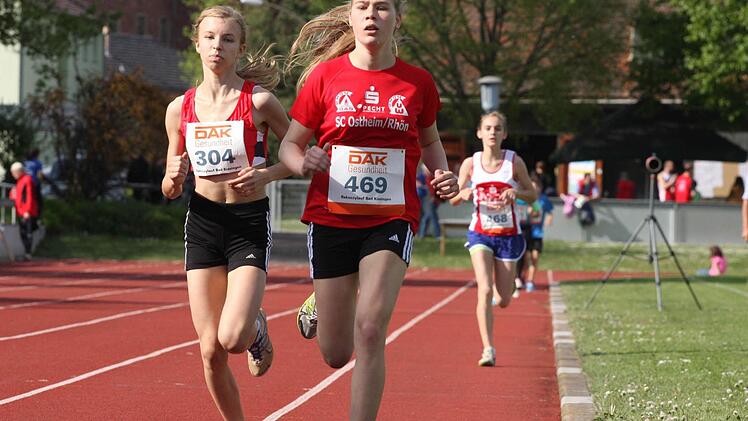 Ramona Geis (469 / SC Ostheim) aus Rödelmaier und Viviane Heilmann (304 / TV DJK Hammelburg) waren die Schnellsten in Bad Kissingen über die 800 Meter.