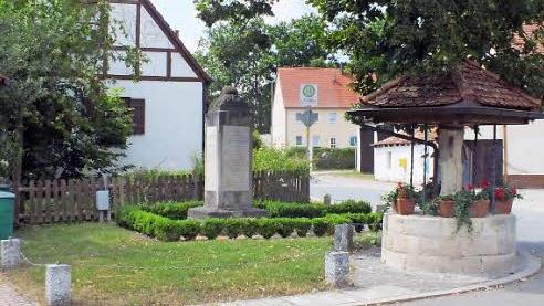 Für die Gefallenen des Ersten Weltkriegs wurde im Jahr 1922 ein Denkmal errichtet. Darauf finden sich auch die Kriegsteilnehmer der Kriege von 1866 und 1870/1871 verzeichnet. Fotos: Manfred Welker
