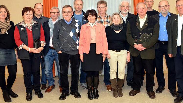 Zahlreiche Mitglieder der Bad Kissinger Sektion des Deutschen Alpenvereins wurden für 25- und 40-jährige Vereinsmitgliedschaft geehrt und erhielten Urkunden und Auszeichnungen. Foto: Peter Rauch