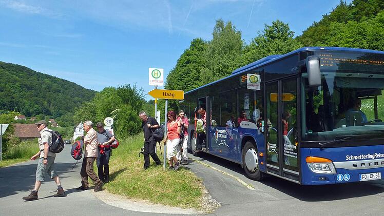 Der Wiesenttal-Expressbus macht Station bei Haag. Foto: VGN