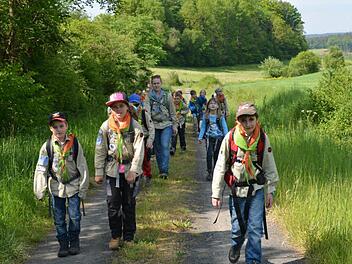 Fast 60 Kilometer absolvierten die Haßfurter Pfadfinder auf dem Amtsbotenweg von Haßfurt bis Coburg (Bild oben). Fotos: Sabine Weinbeer