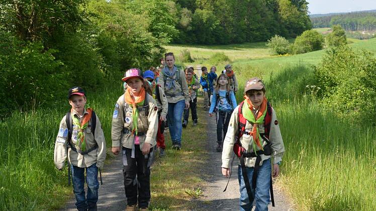 Fast 60 Kilometer absolvierten die Haßfurter Pfadfinder auf dem Amtsbotenweg von Haßfurt bis Coburg (Bild oben). Fotos: Sabine Weinbeer