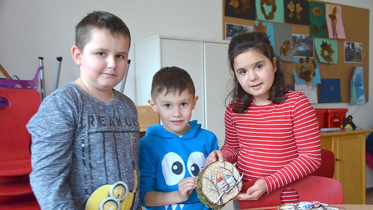 Maiximilian, Alexandru und Stefania sind schon kreativ beim Basteln.Pat Christ