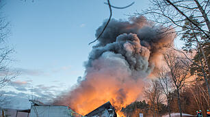 Giftige Rauchwolke über Mittelfranken: Lagerhalle in Roth steht in Flammen