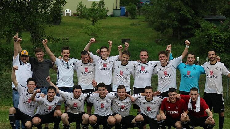 Vorzeitig Meister der Kreisklasse Rhön 1 ist der TSV Steinach. Unser Bild zeigt (hinten, von links) Volker Hildmann, Julian Baumgart, Niklas Otter, Philipp Kirchner, Kevin Schuck, Steffen Schmitt, Fabian Schmitt, Joshua Jung, Franz-Xaver Rosshirt und Spielertrainer Michael Voll sowie (vorne, von links) Maximilian Hein, Simon Voll, Arne Wieschal, Fabian Rottenberger, Fabian Schäfer, Felix Back, Aaron Friedel und Maximilian Lebsack.Sebastian Schmitt