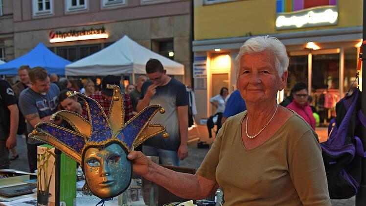 Ingeborg Amberg kommt seit 30 Jahren regelmäßig zum Flohmarkt. Diesmal hatte sie auch eine venezianische Maske dabei. Gabi Arnold