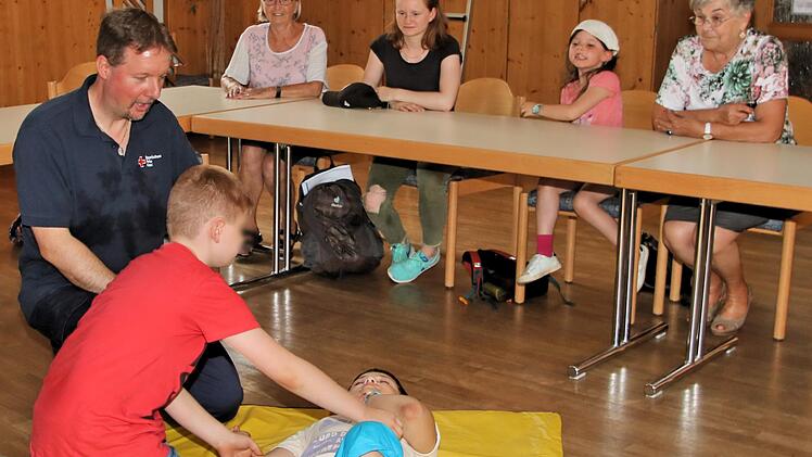 Stabile Seitenlage übten die Buben und Mädchen. Thomas Menz (links) zeigte ihnen, wie es funktioniert.  Fotos: Dieter Britz