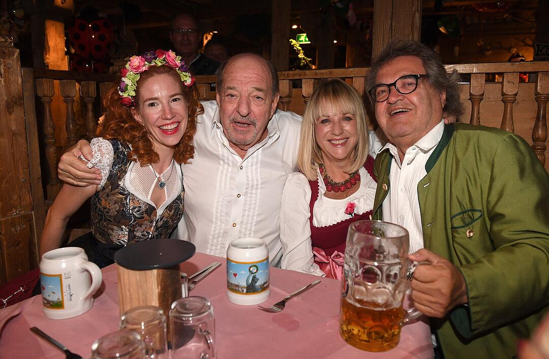 Busseln und Bier: Die Promis auf dem ersten Wiesn-Wochenende feiern um die Wette