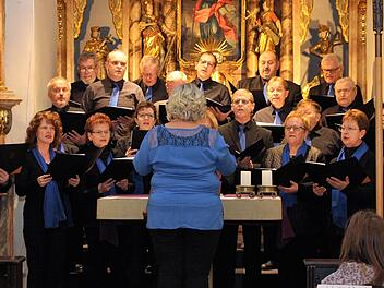 Der Chor "Tonarten" Herrnsdorf/Sambach mit Chorleiterin Peggy Stolpe-Engels Foto: Evi Seeger